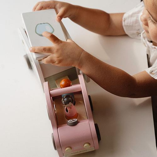 Little Dutch - Macchina con caravan e personaggi