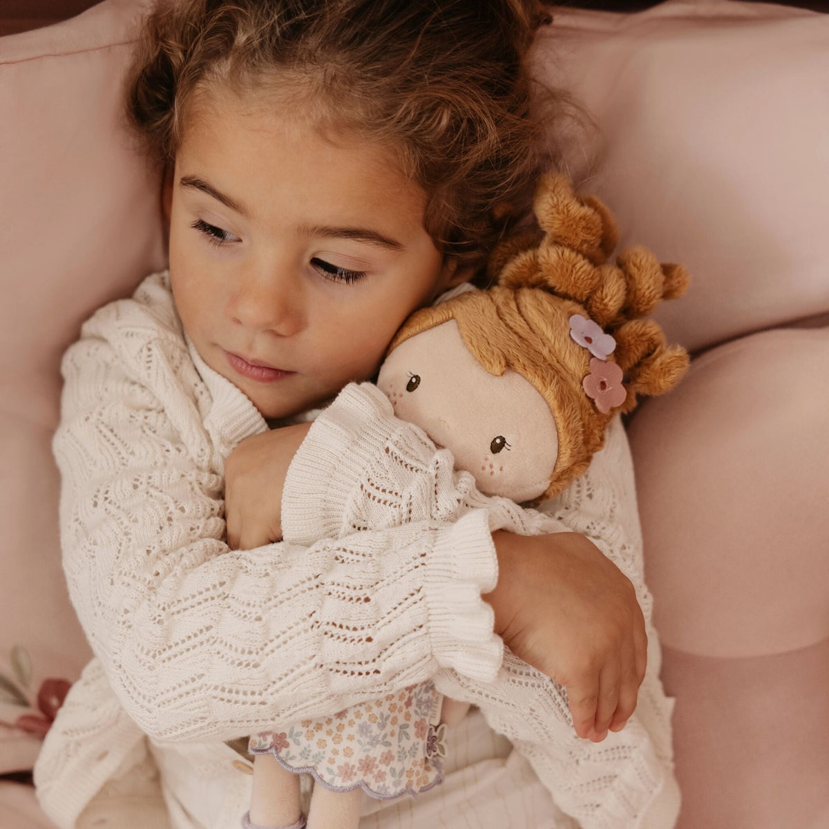 Little Dutch - Bambola morbida Ava 35cm – bambina che abbraccia la bambola