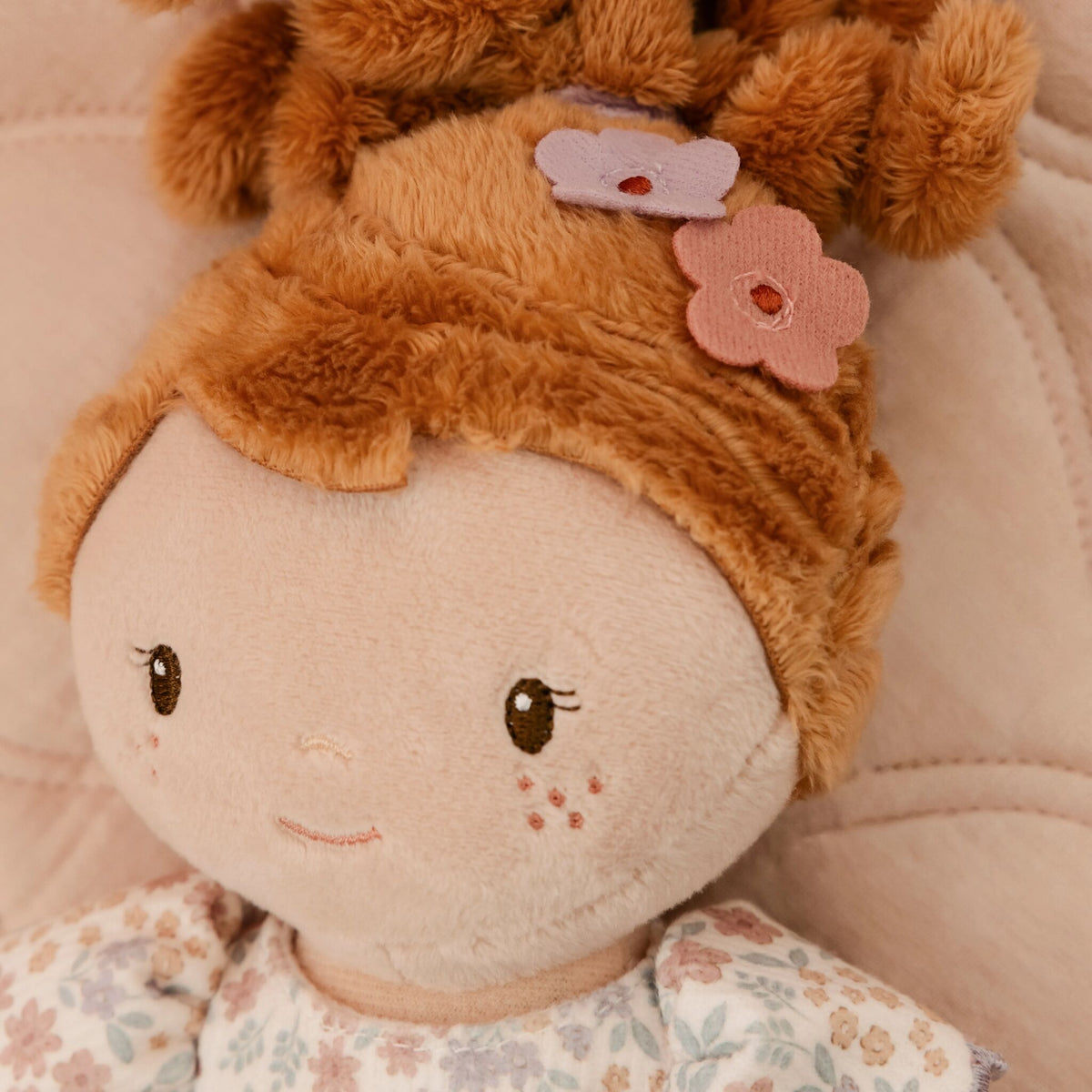 Little Dutch - Bambola morbida Ava 35cm – dettaglio del viso e dei fermagli a fiore tra i capelli