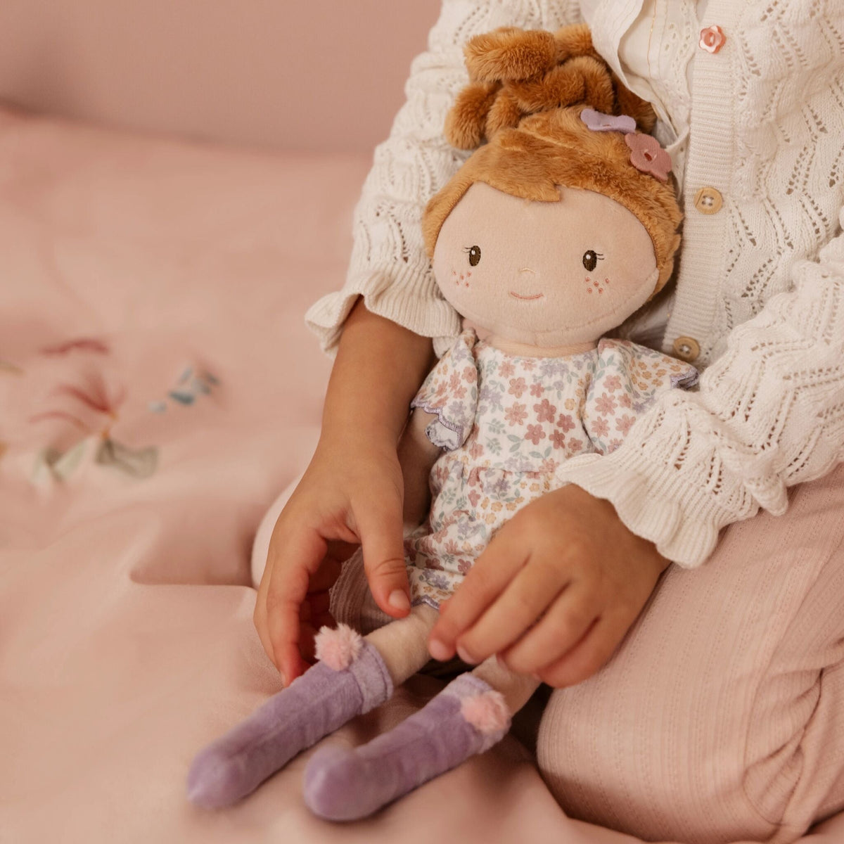 Little Dutch - Bambola morbida Ava 35cm – bambina che gioca con la bambola in braccio