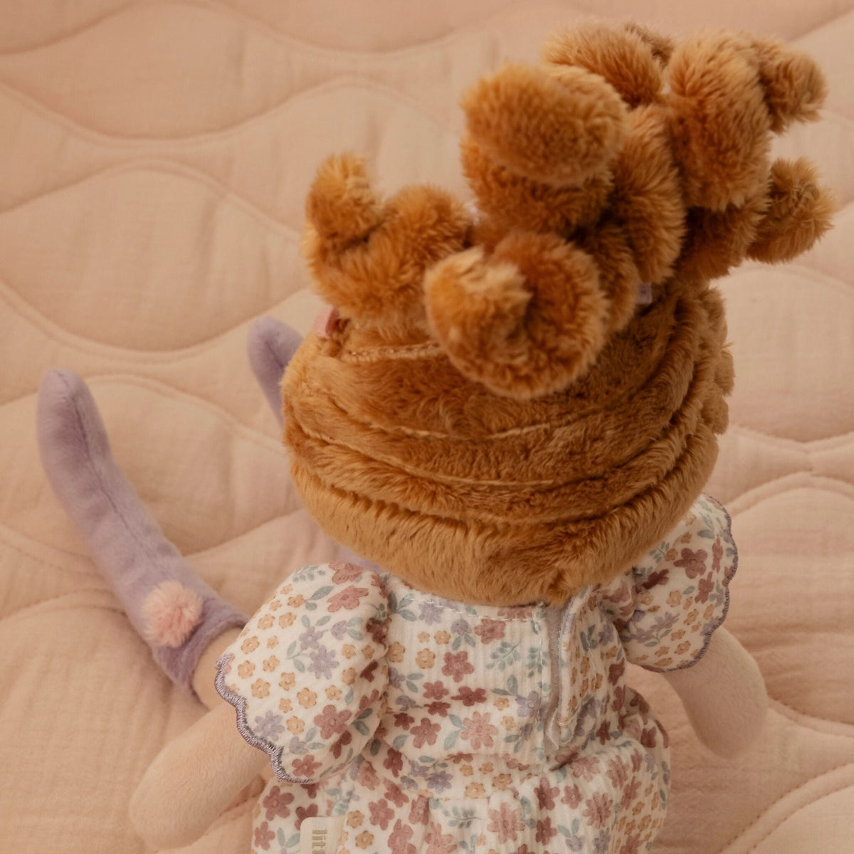 Little Dutch - Bambola morbida Ava 35cm – dettaglio dei capelli visti da dietro