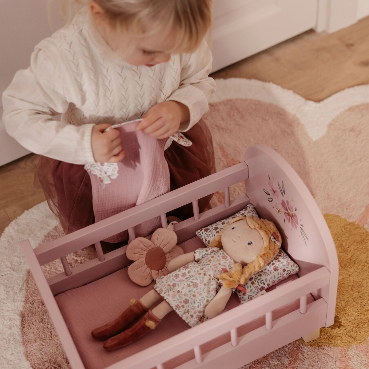 Little Dutch - Bambola morbida Julia 35cm – bambina che mette la bambola in un lettino per bambole