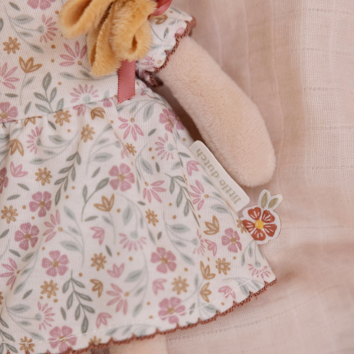 Little Dutch - Bambola morbida Julia 35cm – dettaglio del vestitino a fiori