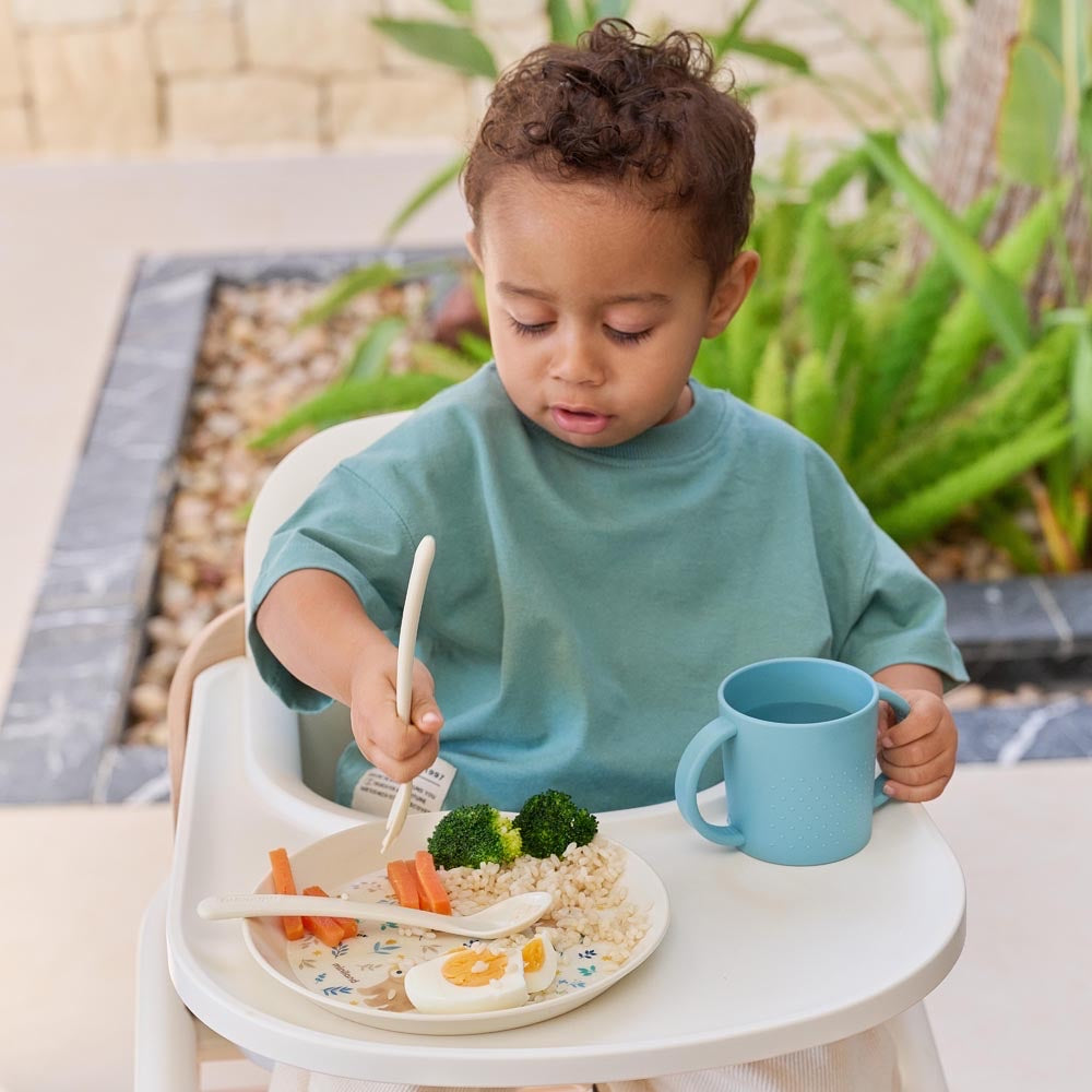 Miniland - Set pappa Dreamland – bambino che mangia da solo sul seggiolone con piatto e tazza