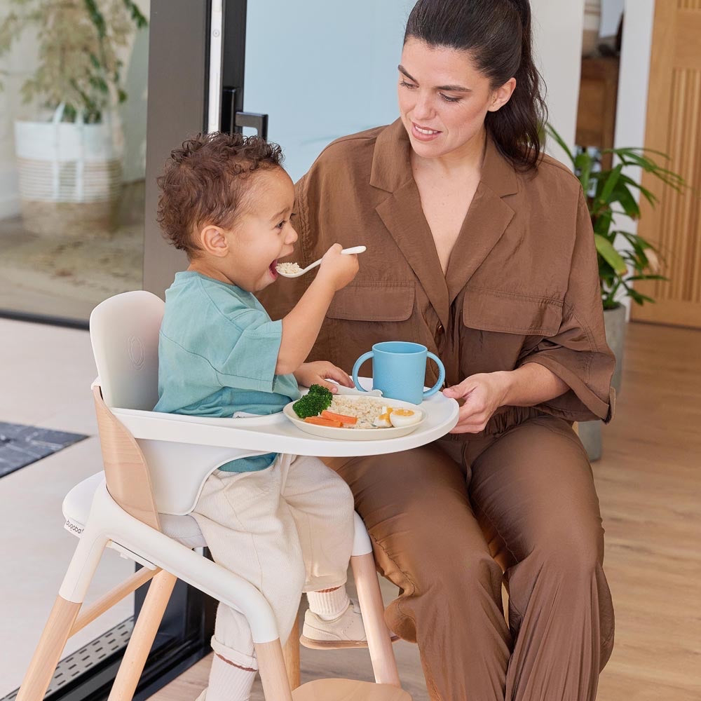 Miniland - Set pappa Dreamland – bambino che mangia con il cucchiaio accanto alla mamma