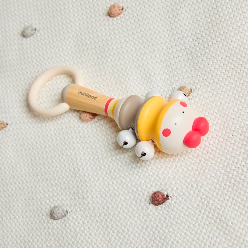 Miniland - Chick bell – sonaglio visto di lato su una coperta in maglia