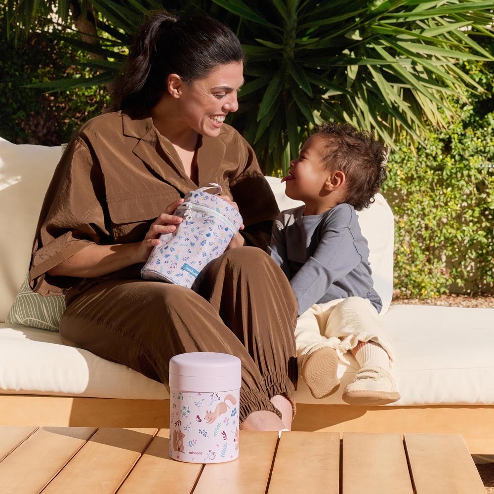 Miniland - Thermos portapappa Squirrel da 700ml – mamma e bambino all'aperto con il thermos sul tavolino