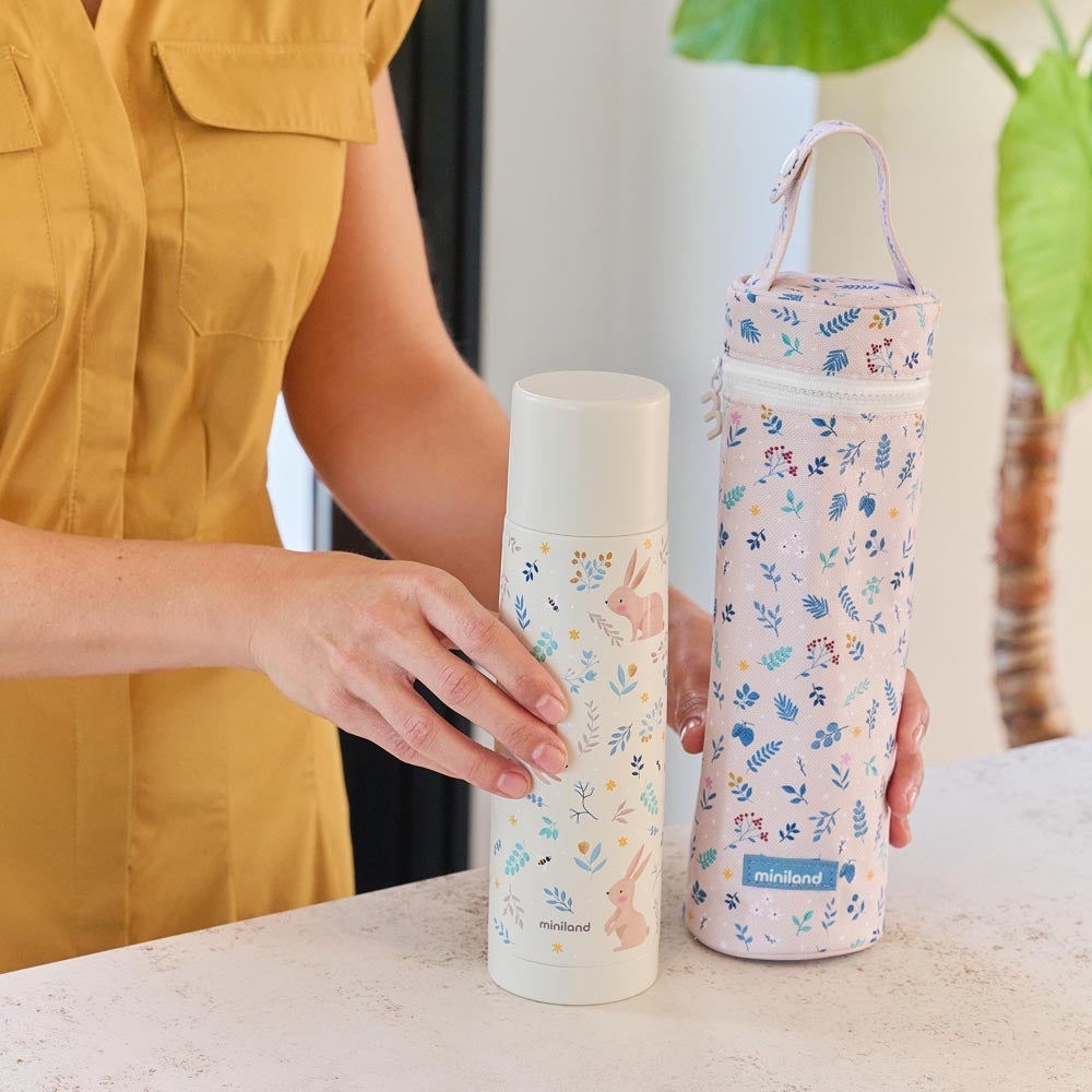 Miniland - Thermos per liquidi Rabbit da 500ml – donna con il thermos accanto alla borsa termica Miniland