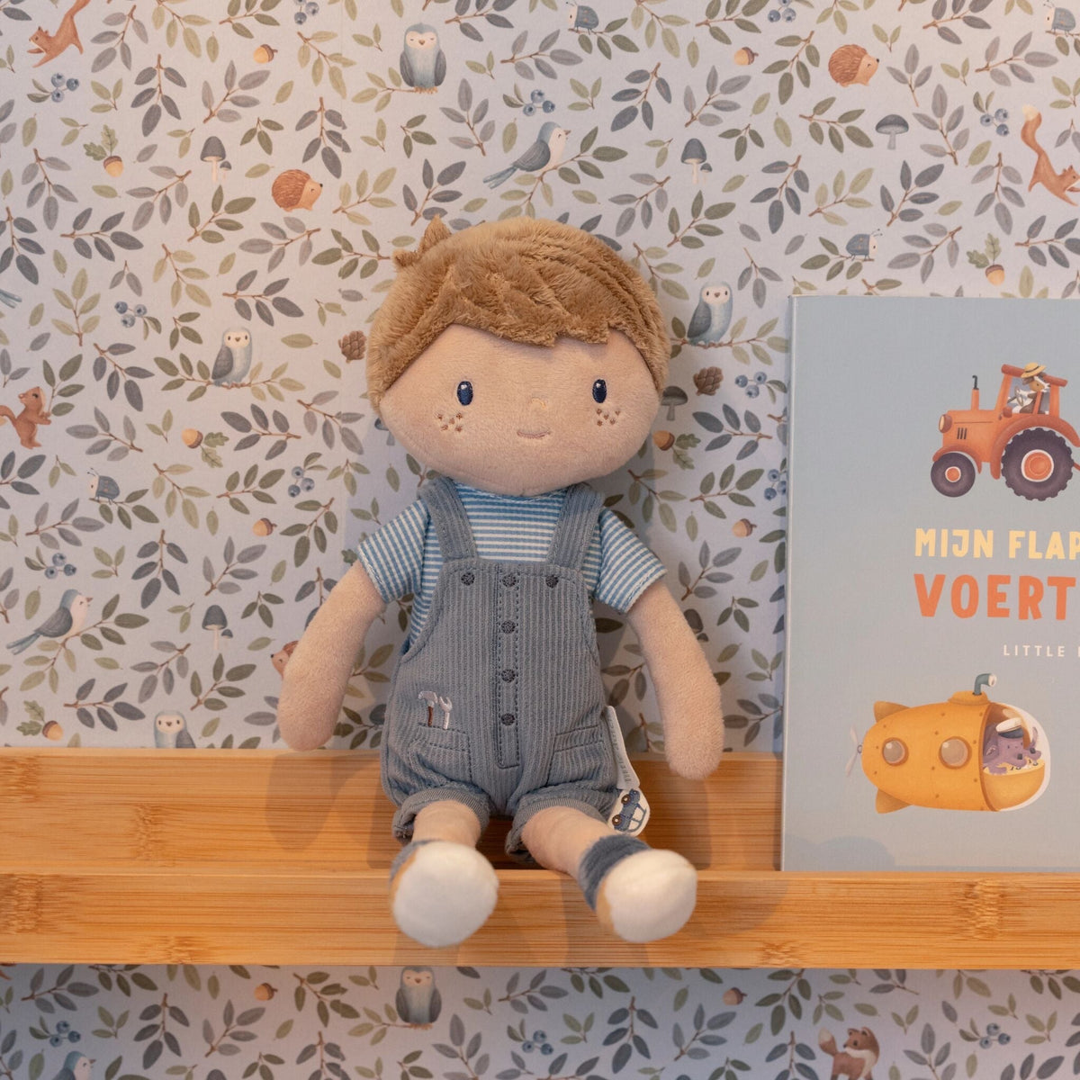 Little Dutch - Bambola morbida Jim 10cm – bambola seduta su una mensola nella cameretta