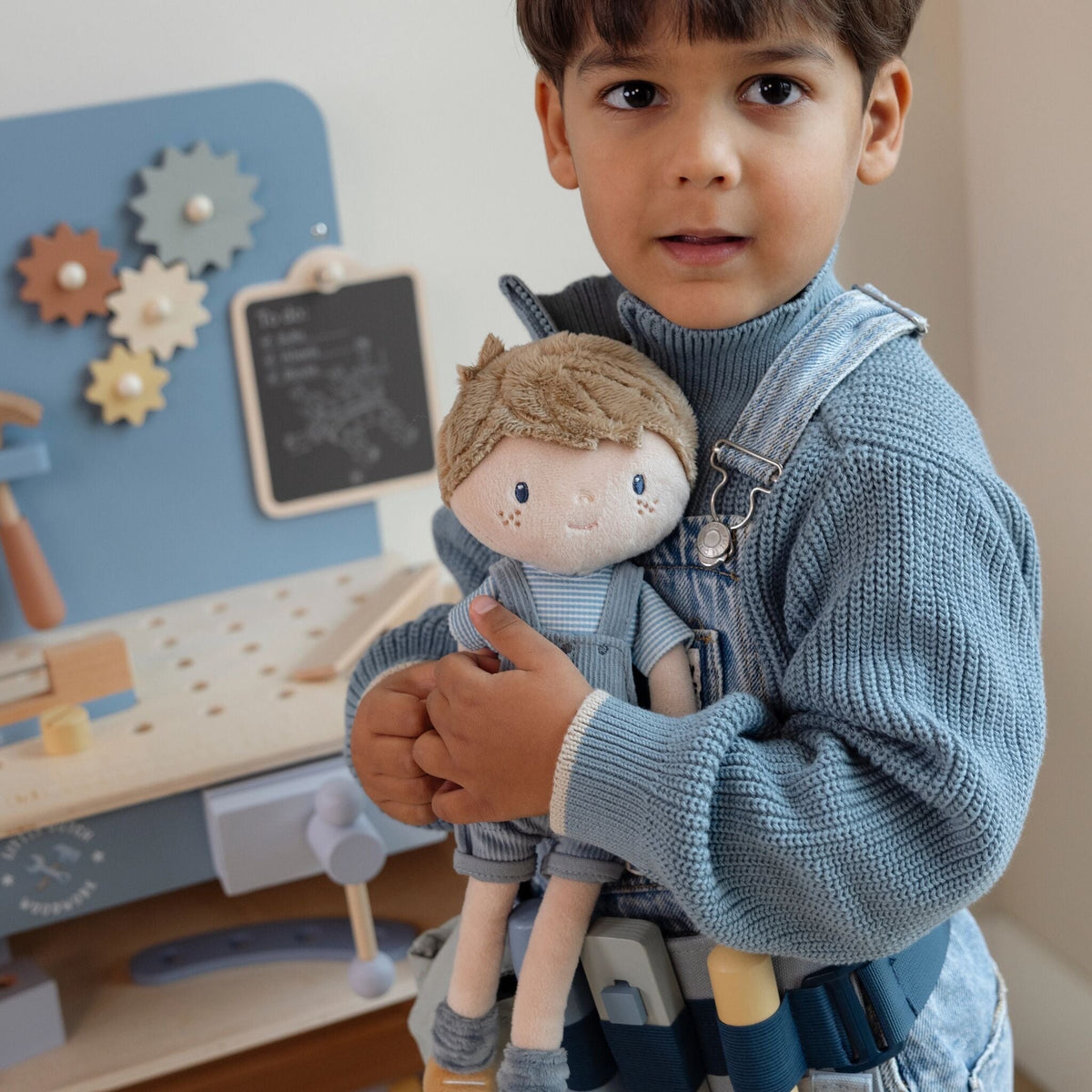 Little Dutch - Bambola morbida Jim 35cm – bambino che abbraccia la bambola