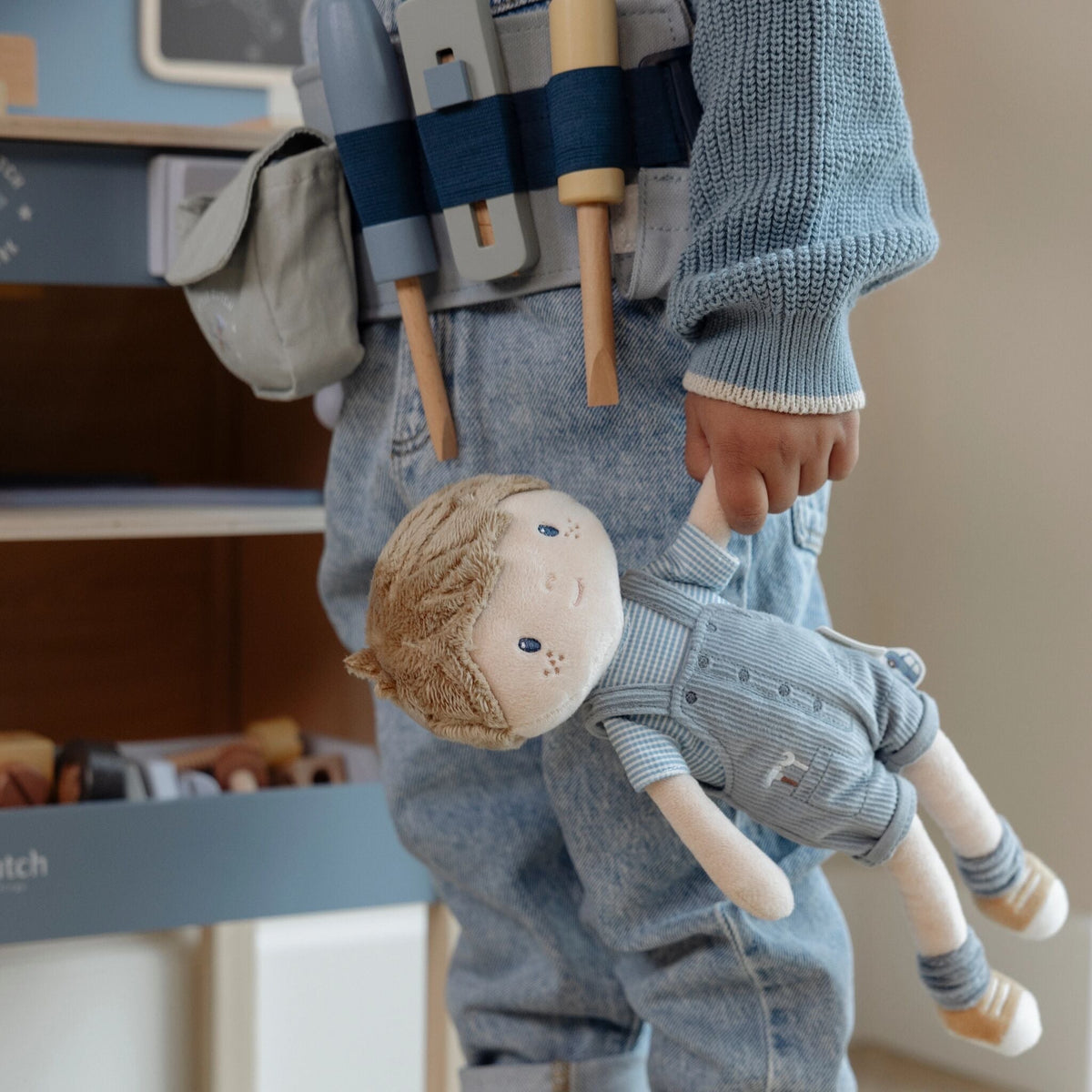 Little Dutch - Bambola morbida Jim 35cm – bambino che tiene la bambola per mano