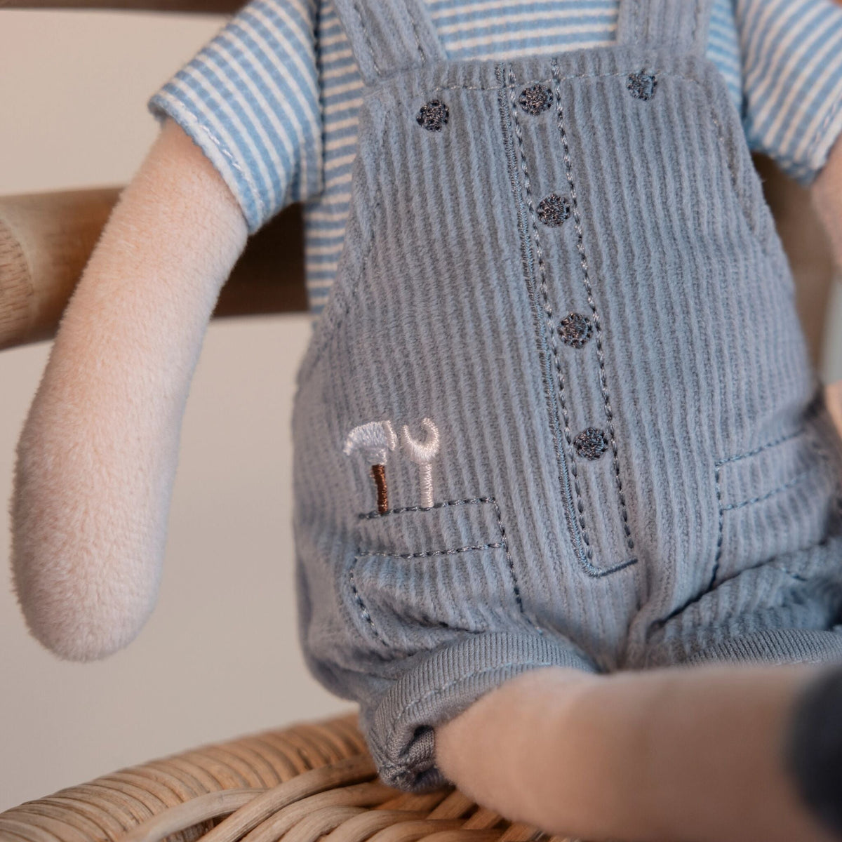 Little Dutch - Bambola morbida Jim 35cm – dettaglio della salopette con taschino ricamato