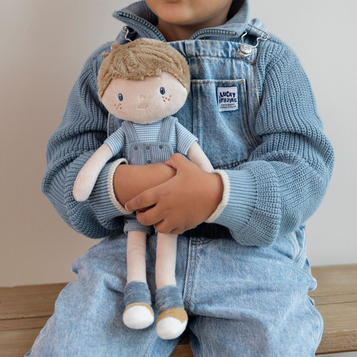 Little Dutch - Bambola morbida Jim 35cm – bambino seduto con la bambola in braccio