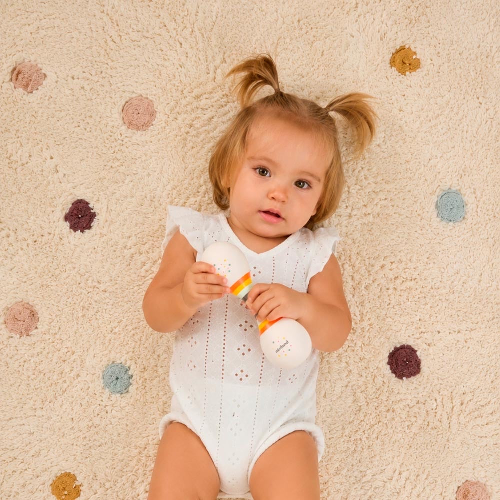 Miniland - Soft duo rattle – bambina sdraiata che gioca con il sonaglio