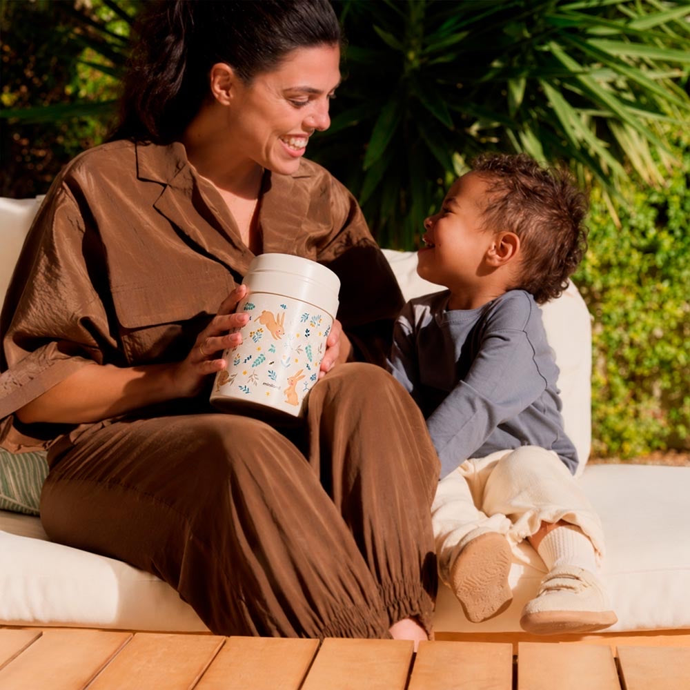 Miniland - Thermos portapappa Rabbit da 700ml – mamma con il thermos seduta accanto al bambino