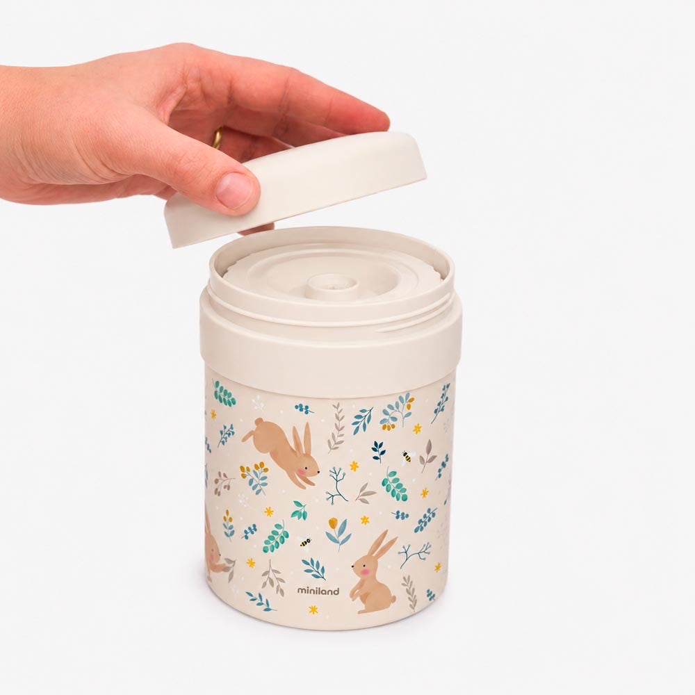 Miniland - Thermos portapappa Rabbit da 700ml – mano che apre il coperchio del thermos