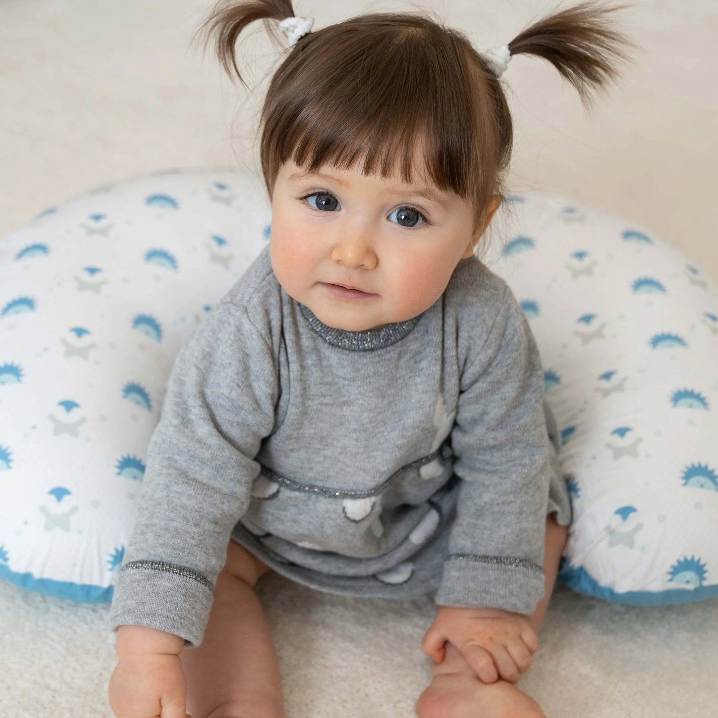 Koala Hug Baby - Cuscino allattamento fantasia riccio/pinguino celeste