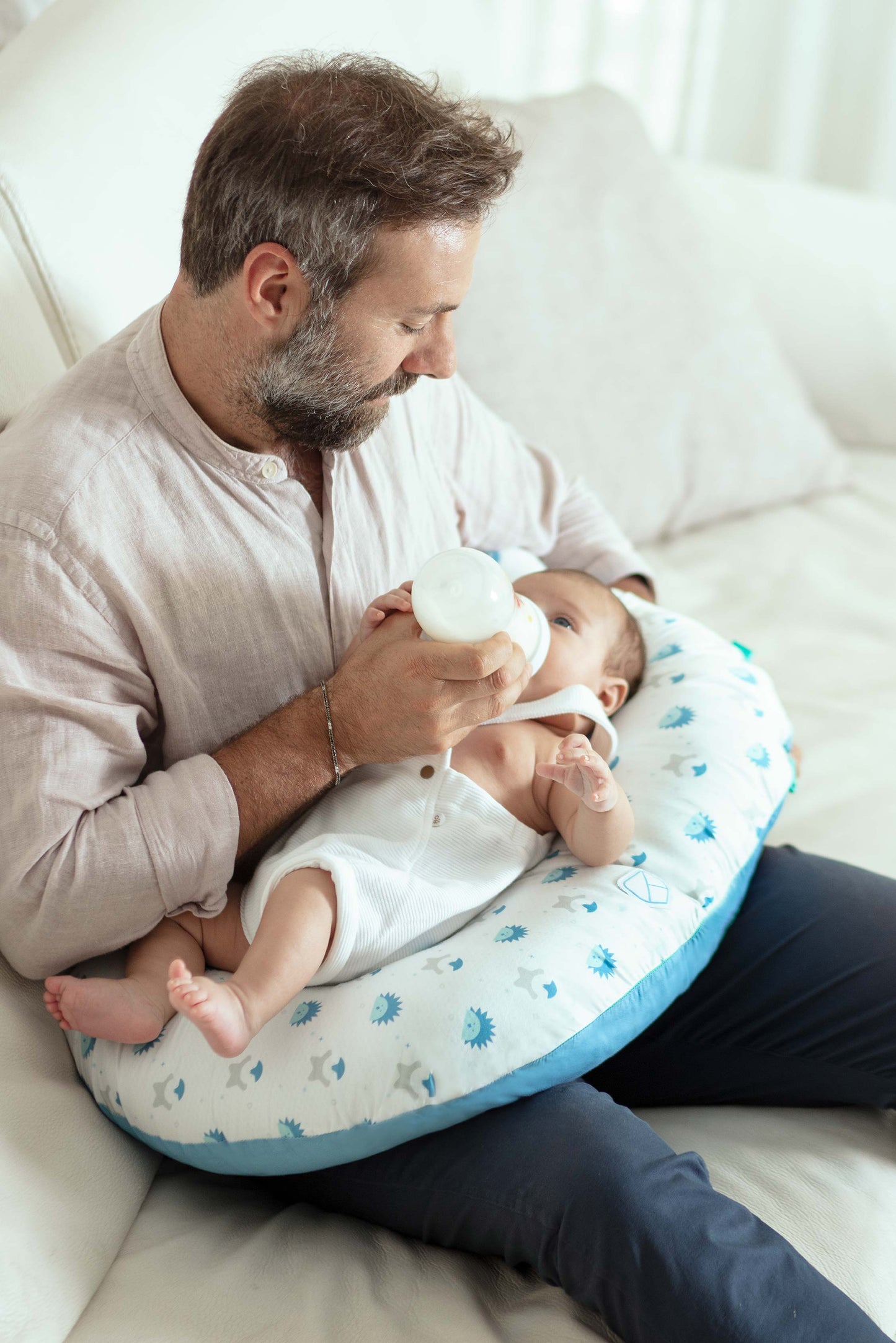 Koala Hug Baby - Cuscino allattamento fantasia riccio/pinguino celeste