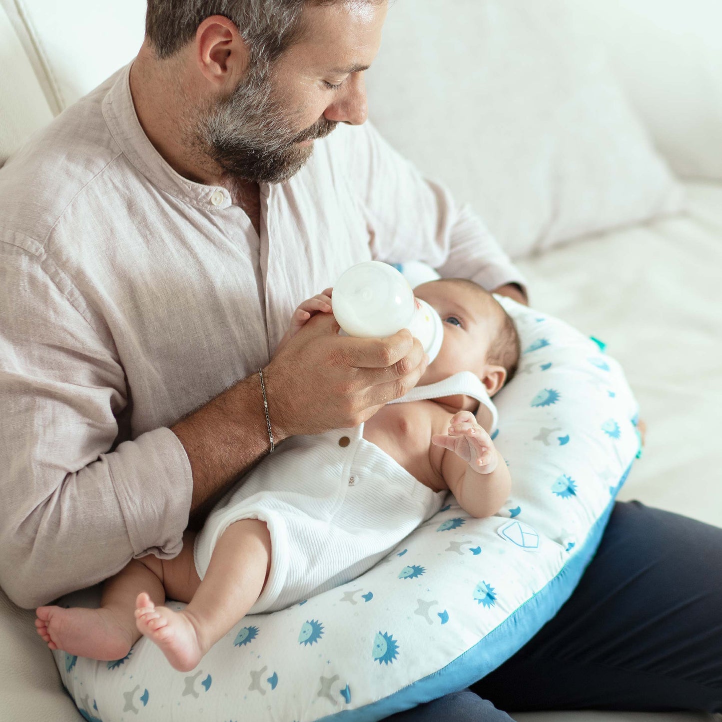 Koala Hug Baby - Cuscino allattamento fantasia riccio/pinguino celeste