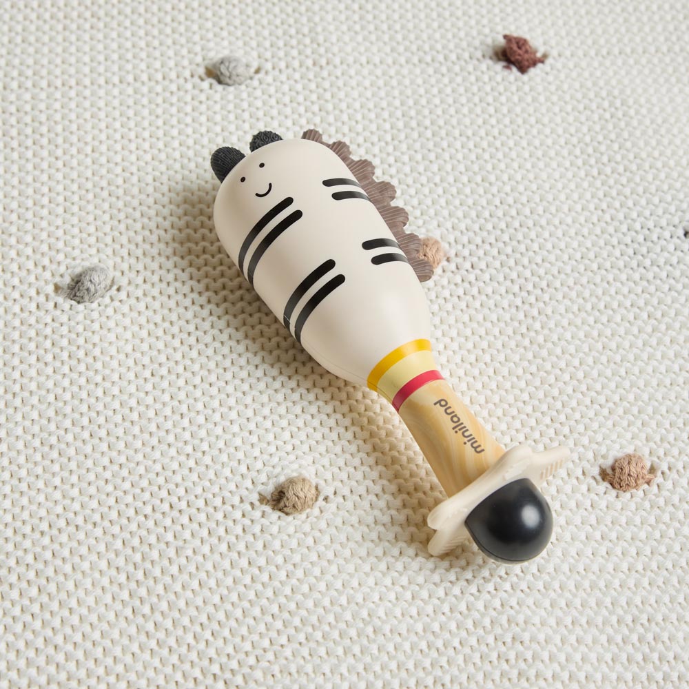 Miniland - Zebra rattle – il sonaglio appoggiato su un tappeto in maglia