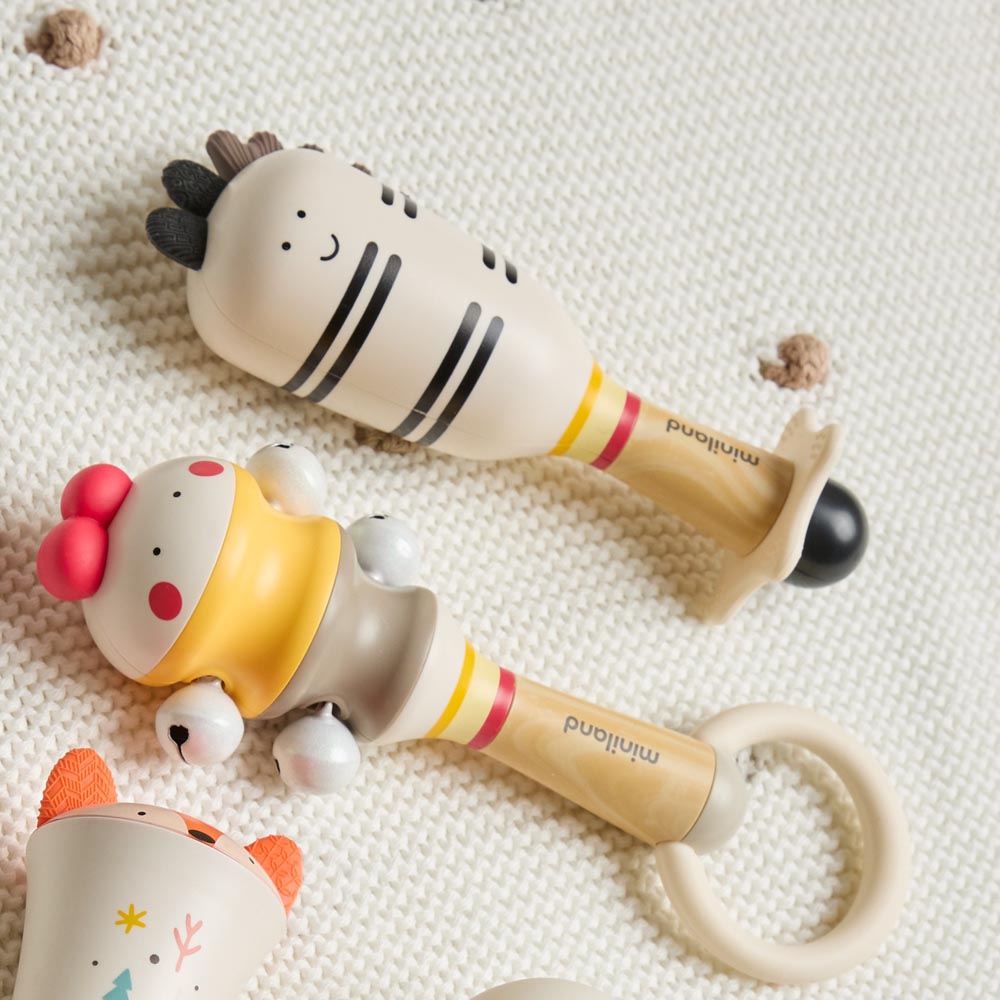 Miniland - Zebra rattle – dettaglio insieme a un altro sonaglio Miniland
